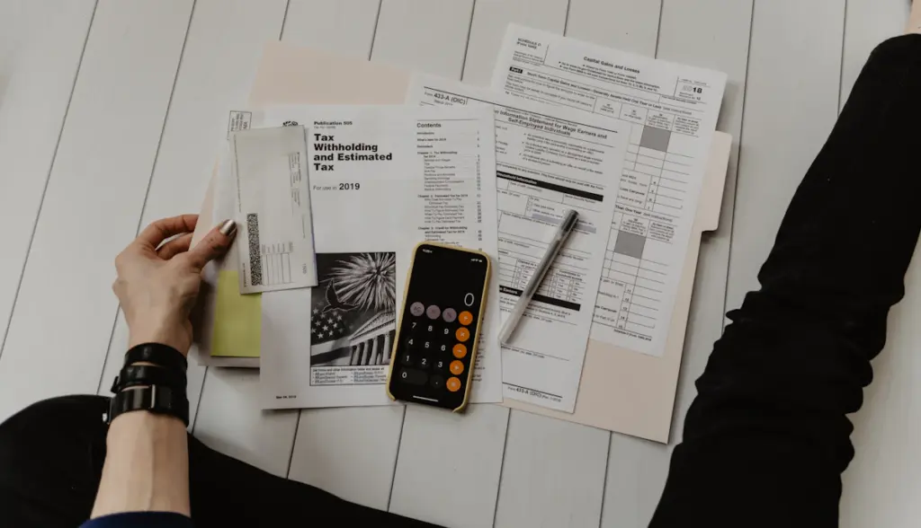 Unterlagen mit Rechner und Stift als Symbol für einen Businessplan für einen Hundesalon