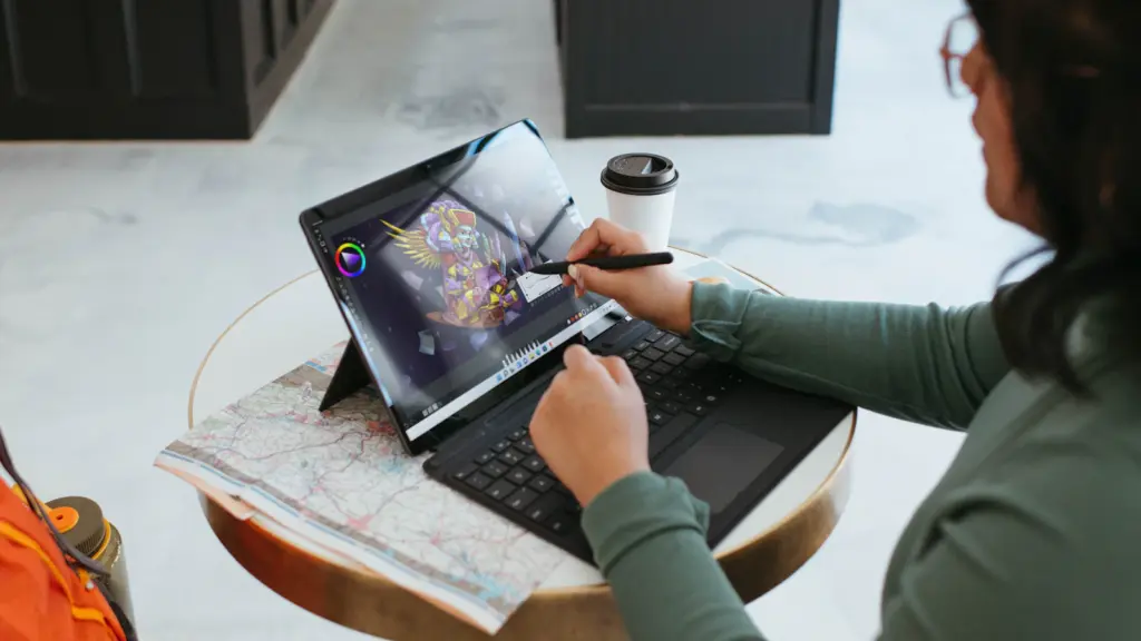 Digitale Arbeitsorganisation mit Laptop und Tablet als Symbol für einen digitalisierten Hundesalon
