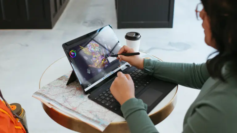 Digitale Arbeitsorganisation mit Laptop und Tablet als Symbol für einen digitalisierten Hundesalon