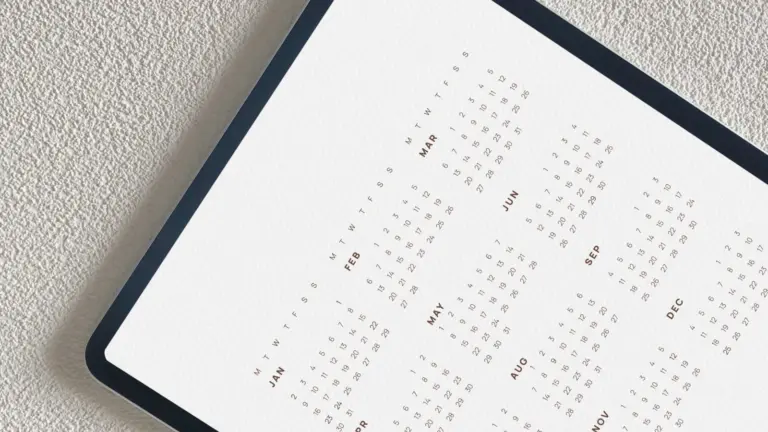 Tablet mit Kalender als Symbol für mobile Terminplanung im Hundesalon