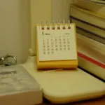 Kalender und Notizen als Symbol für eine digitale Warteliste im Hundesalon
