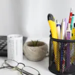 Taschenrechner und Notizbuch für die Preiskalkulation im Hundesalon